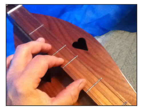 using the fingers to play the dulcimer